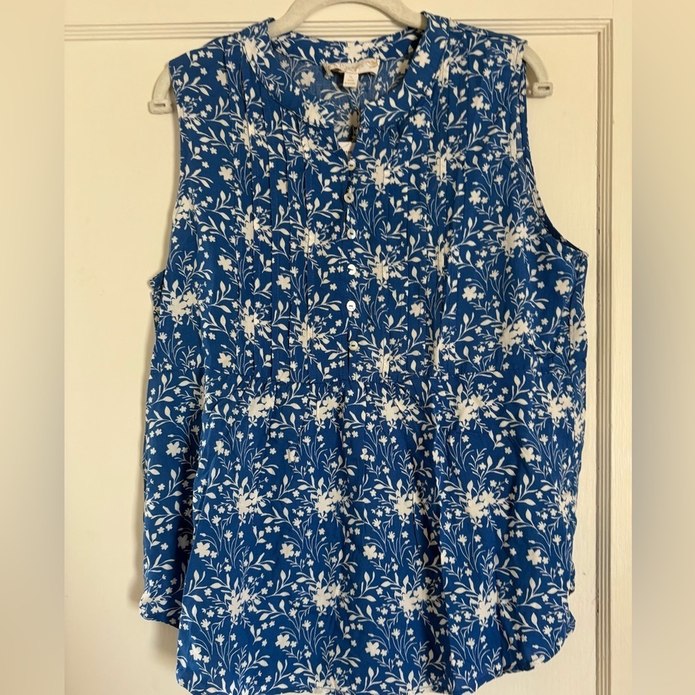 Weekend Suzanne Betro Blue and white sleeveless top - NWT
